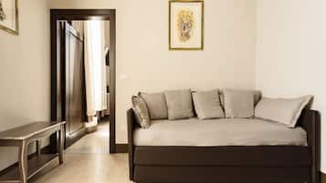Suite | Minibar, caja de seguridad en la habitación y escritorio