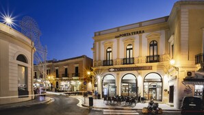 A historic building with the sign "Accademia del Gusto" and "Porta Tera" at the entrance. - Suite Porta Terra (Gallipoli)
