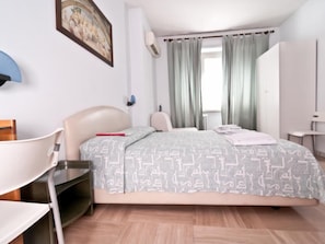A modern bedroom with a bed, a desk, and a chair. - Ai Musei Vaticani Best Bed (Rome)