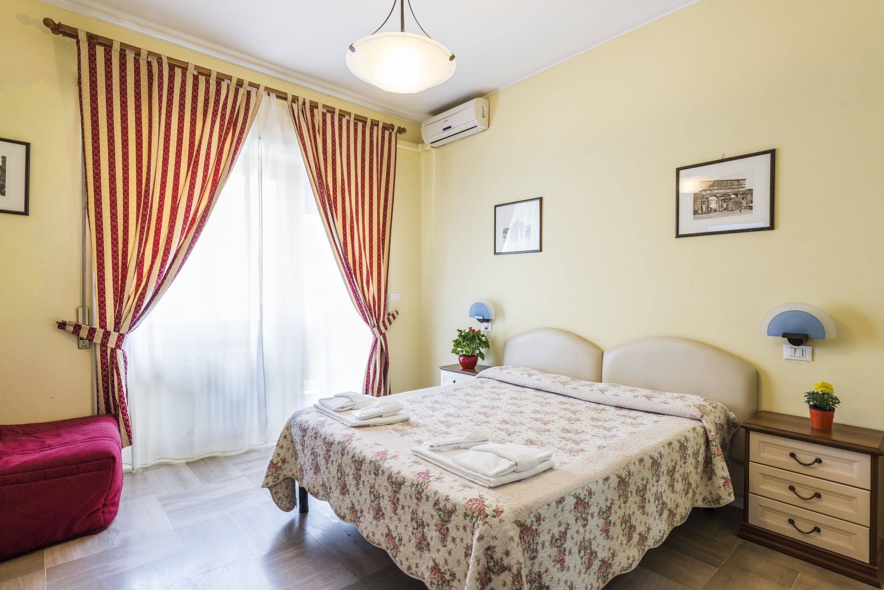 Safe på rommet, skrivebord og strykejern/-brett