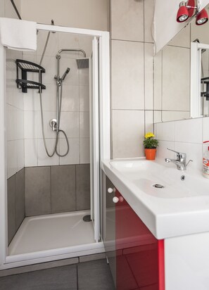 Quarto quádruplo standard | Banheiro | Chuveiro, secador de cabelo, chinelos, toalhas de banho