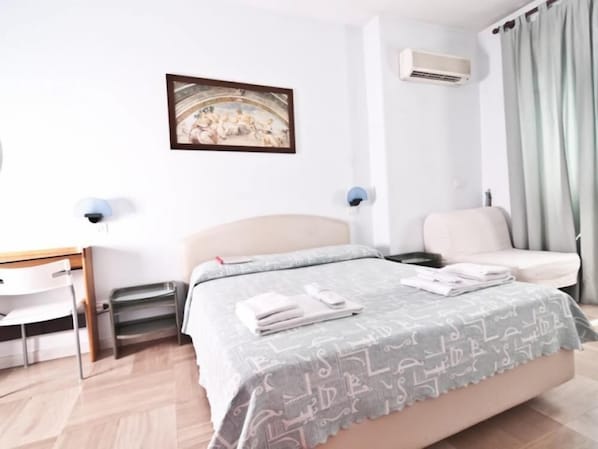 Coffres-forts dans les chambres, bureau, fer et planche à repasser