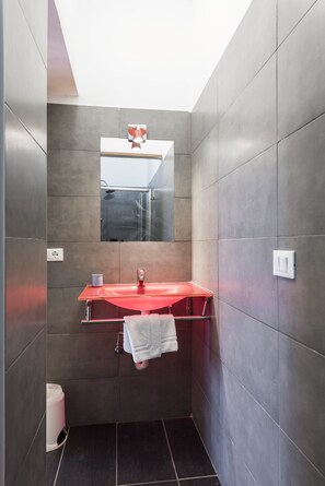 Habitación clásica con 1 cama doble o 2 individuales | Baño | Ducha, secador de pelo, zapatillas y toallas