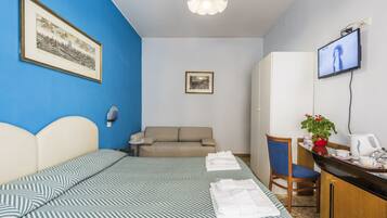 Una cassaforte in camera, una scrivania, ferro/asse da stiro