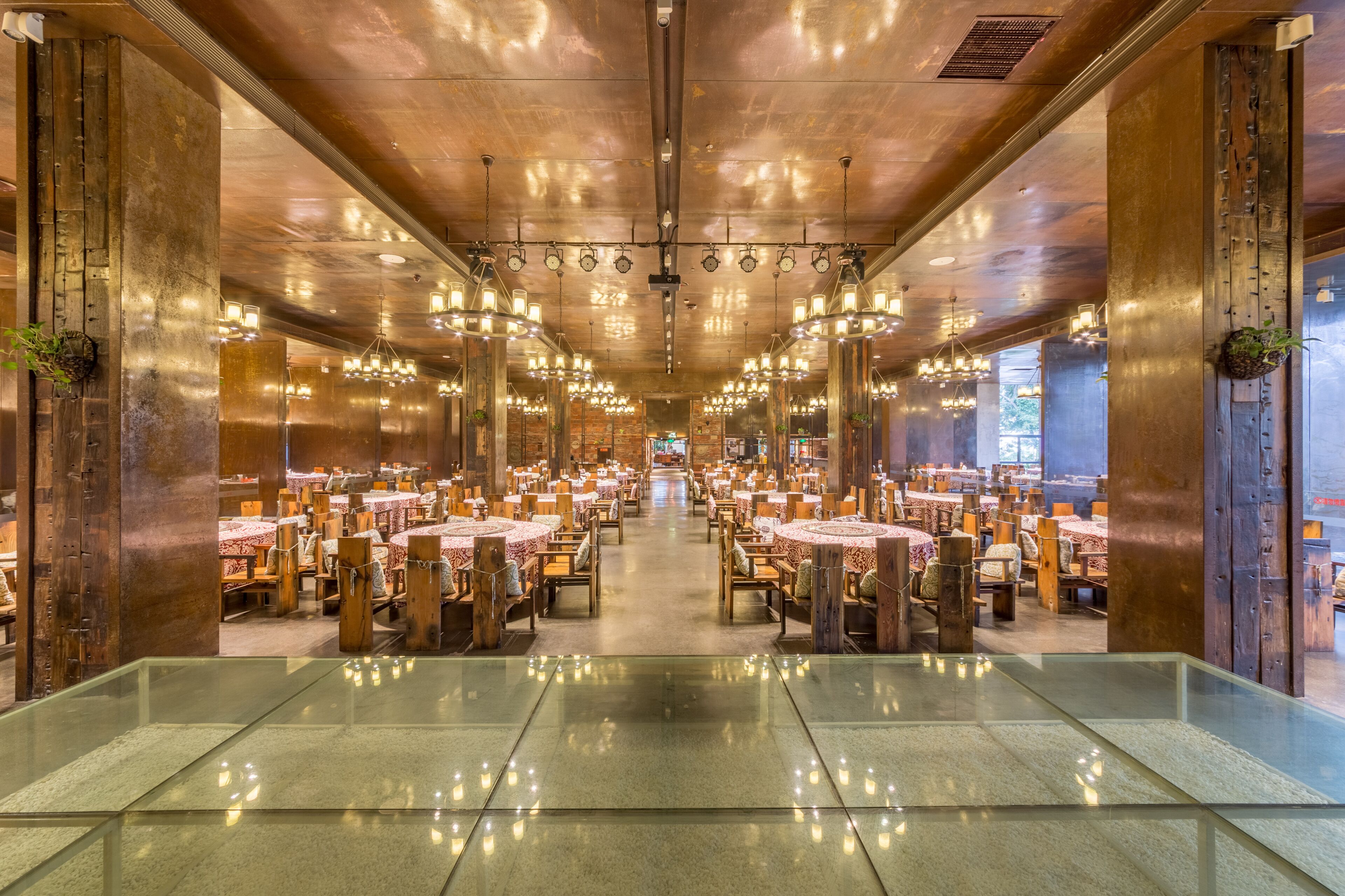 2 间餐厅，供应早餐、午餐和晚餐，本地与国际菜