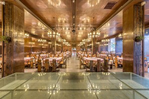 2 restaurants, spécialités Cuisine locale et internationale