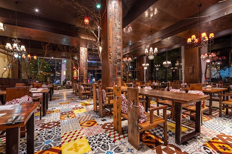 2 restaurants; breakfast, lunch and dinner served . Yihohotel Xiang'An Xiamen