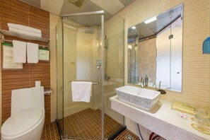 Dusche, kostenlose Toilettenartikel, Haartrockner, Hausschuhe