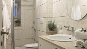 Apartamento superior, 1 habitación, en edificio anexo | Baño | Ducha, artículos de higiene personal gratuitos, secador de pelo y bidé