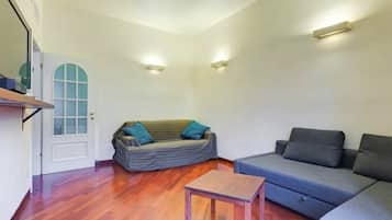 Apartamento superior, 1 quarto, em edifício anexo | Área de estar | TV de tela plana