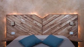 Quarto casal superior, suíte | 1 quarto, edredons de pluma, individualmente decorados