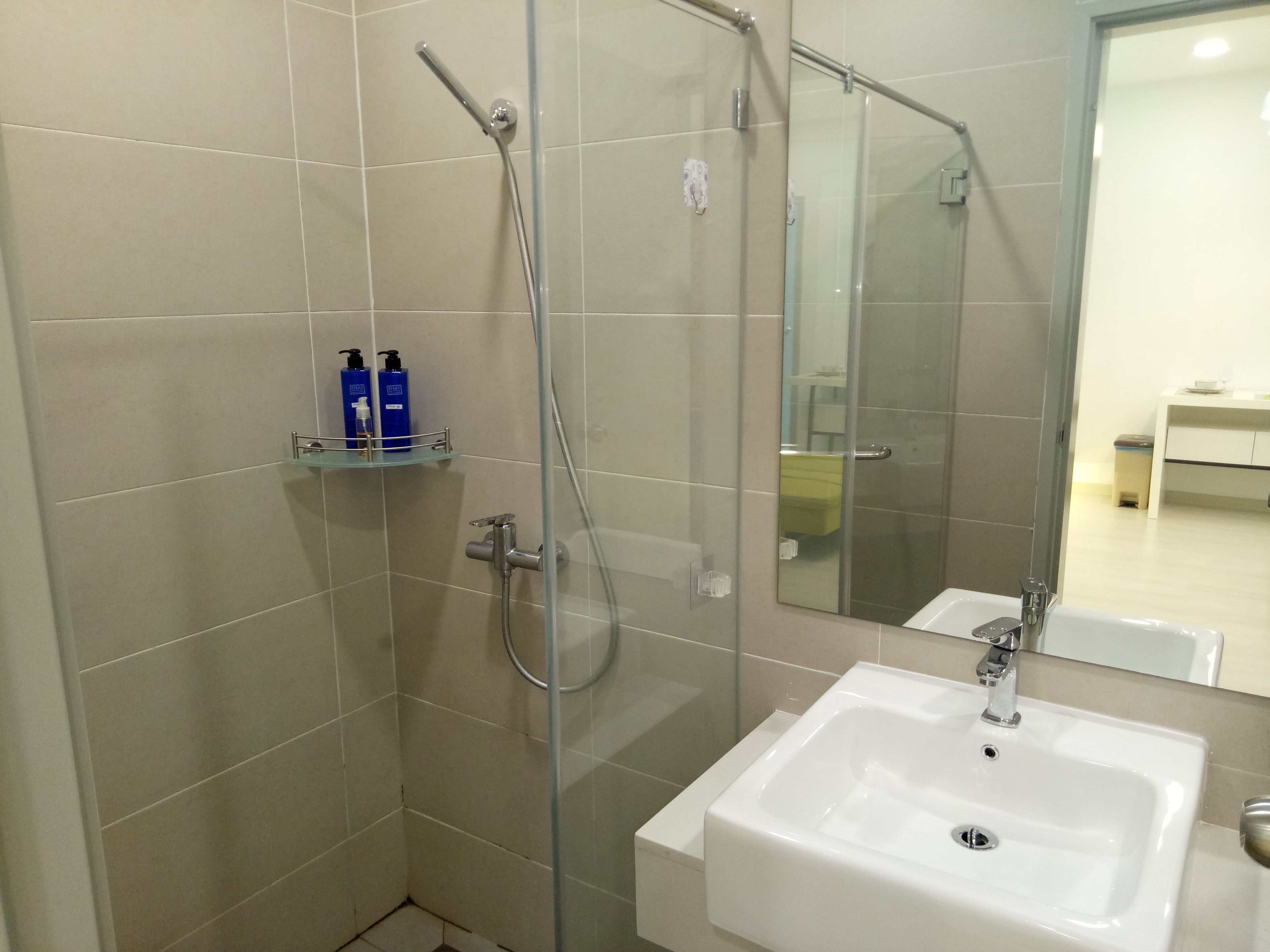 georgetown sea view suite | bathroom | shower, free toiletries, hair dryer, towels