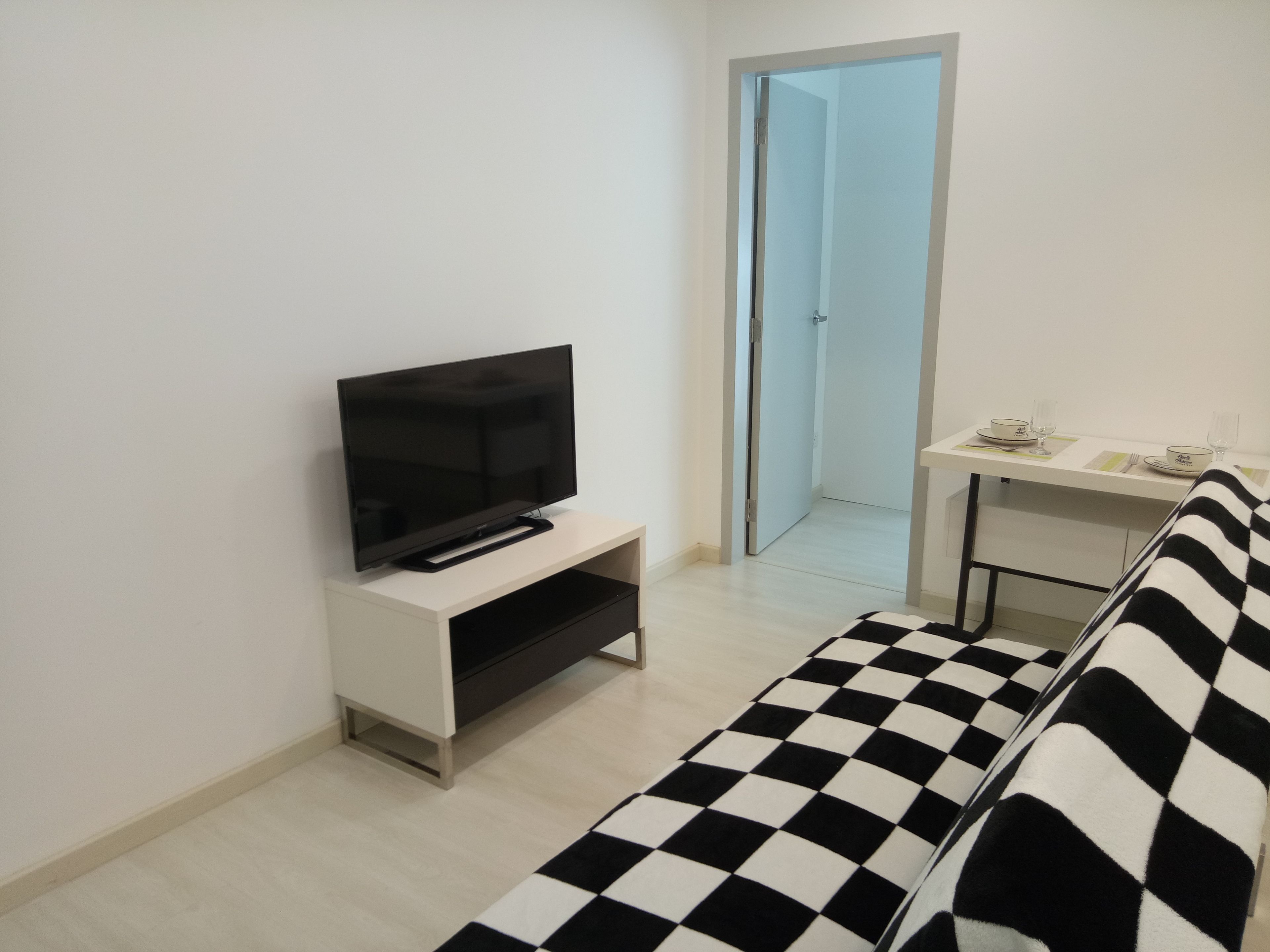 georgetown sea view suite | living area | flat-screen tv