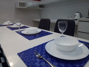 Serveert lunch en diner, Japanse gerechten