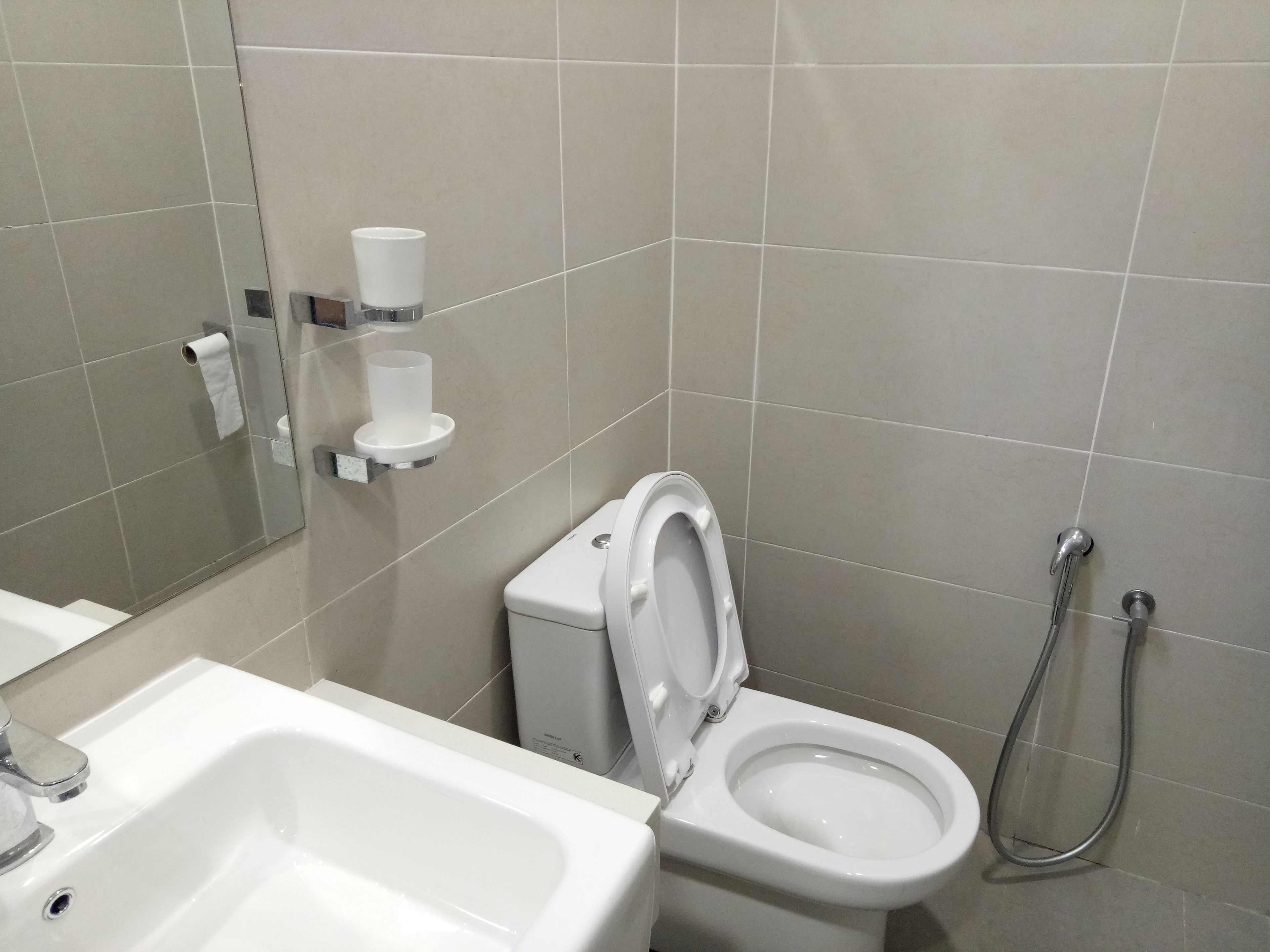 georgetown sea view suite | bathroom | shower, free toiletries, hair dryer, towels