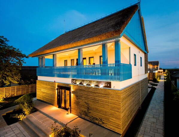 Fassade der Unterkunft – Abend/Nacht