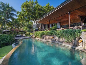 2 outdoor pools, free cabanas, pool umbrellas