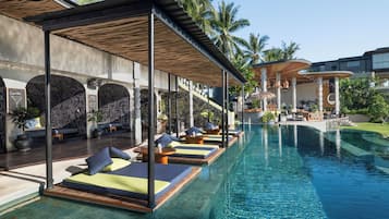 2 piscinas externas, barracas de cortesia, guarda-sóis