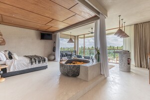 Ropa de cama de alta calidad y caja de seguridad en la habitación