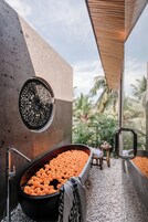 Sky Suite | Bathroom | Shower, rainfall showerhead, free toiletries, hair dryer