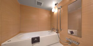 Separate bathtub and shower, free toiletries, hair dryer, bathrobes - Nipponbashi LUXE Hotel (Osaka)