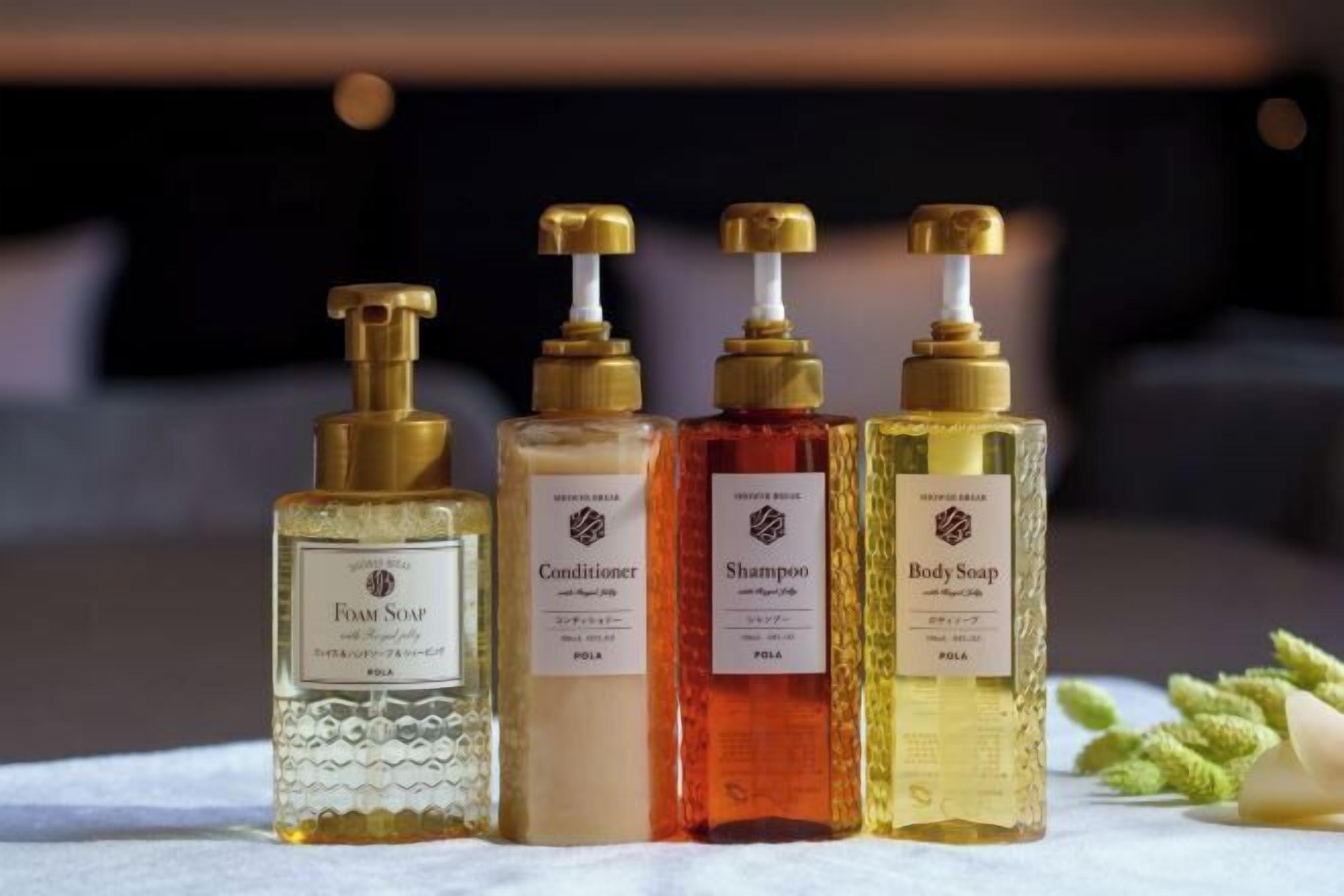 Separate tub and shower, free toiletries, hair dryer, bathrobes