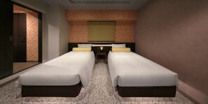 Down duvets, desk, blackout curtains, iron/ironing board - Nipponbashi LUXE Hotel (Osaka)