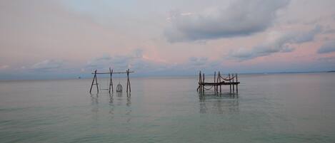 Di pantai, pasir putih
