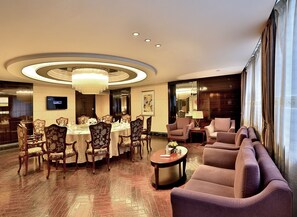 供應早餐、午餐和晚餐，當地和國際料理