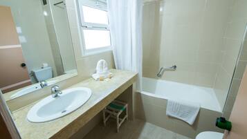 Duschwanne, kostenlose Toilettenartikel, Haartrockner, Hausschuhe