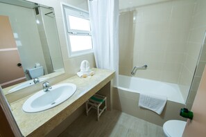 Combined shower/tub, free toiletries, hair dryer, slippers - Hotel Akouas (Meknes)