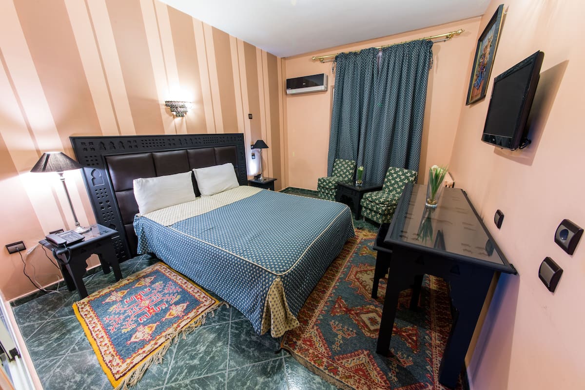 1 bedroom, in-room safe, desk, cribs (surcharge)