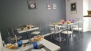 Petit déjeuner complet compris tous les jours