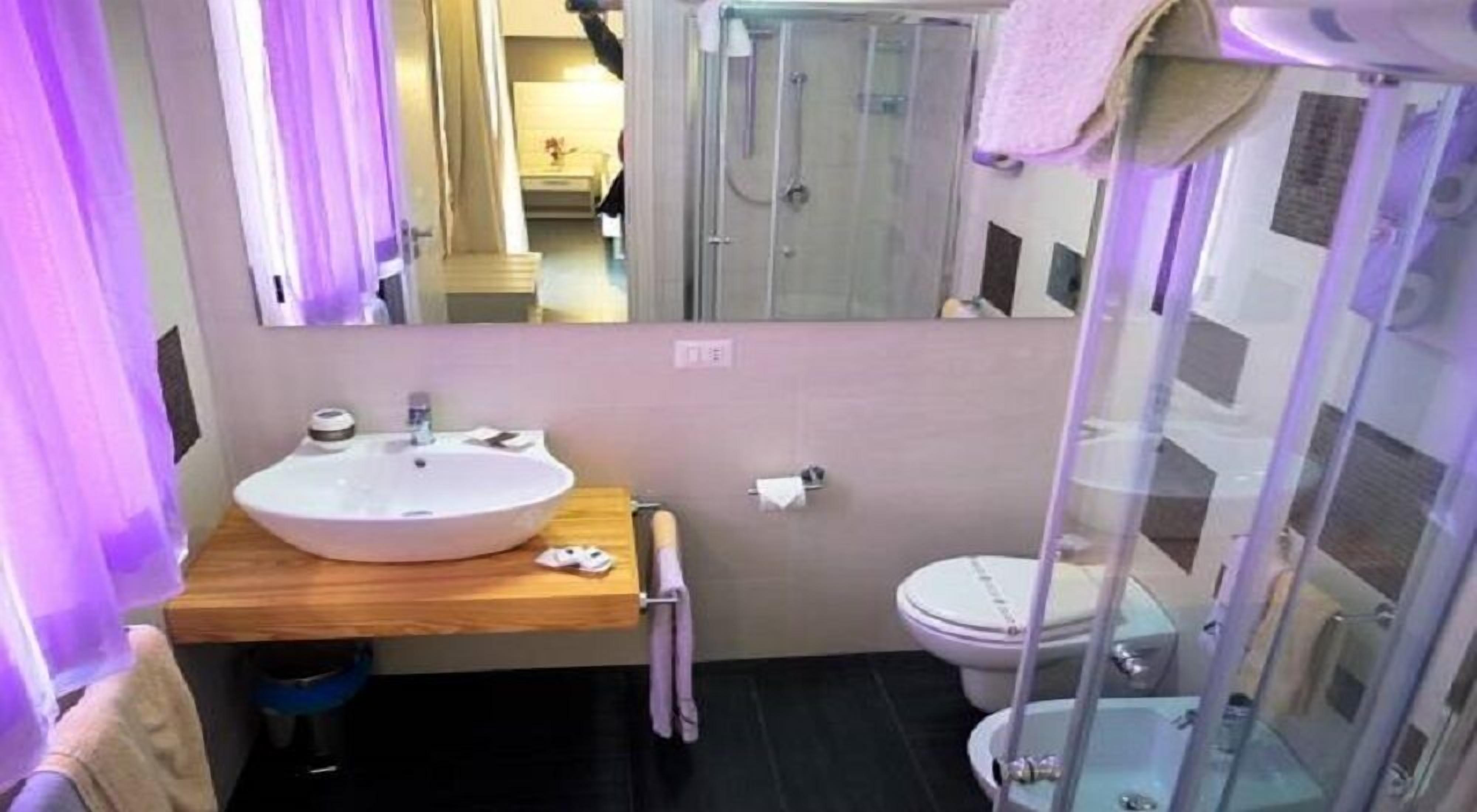 Deluxe-Dreibettzimmer, Mehrere Betten, Nichtraucher | Badezimmer | Dusche, Regendusche, kostenlose Toilettenartikel, Haartrockner