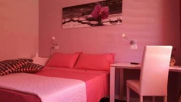 Una habitación con una cama, un escritorio y una silla.