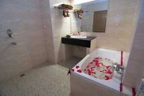 Deluxe Room | Bathroom | Combined shower/tub, deep soaking tub, free toiletries, hair dryer - Royal Inlay Hotel (Nyaungshwe)