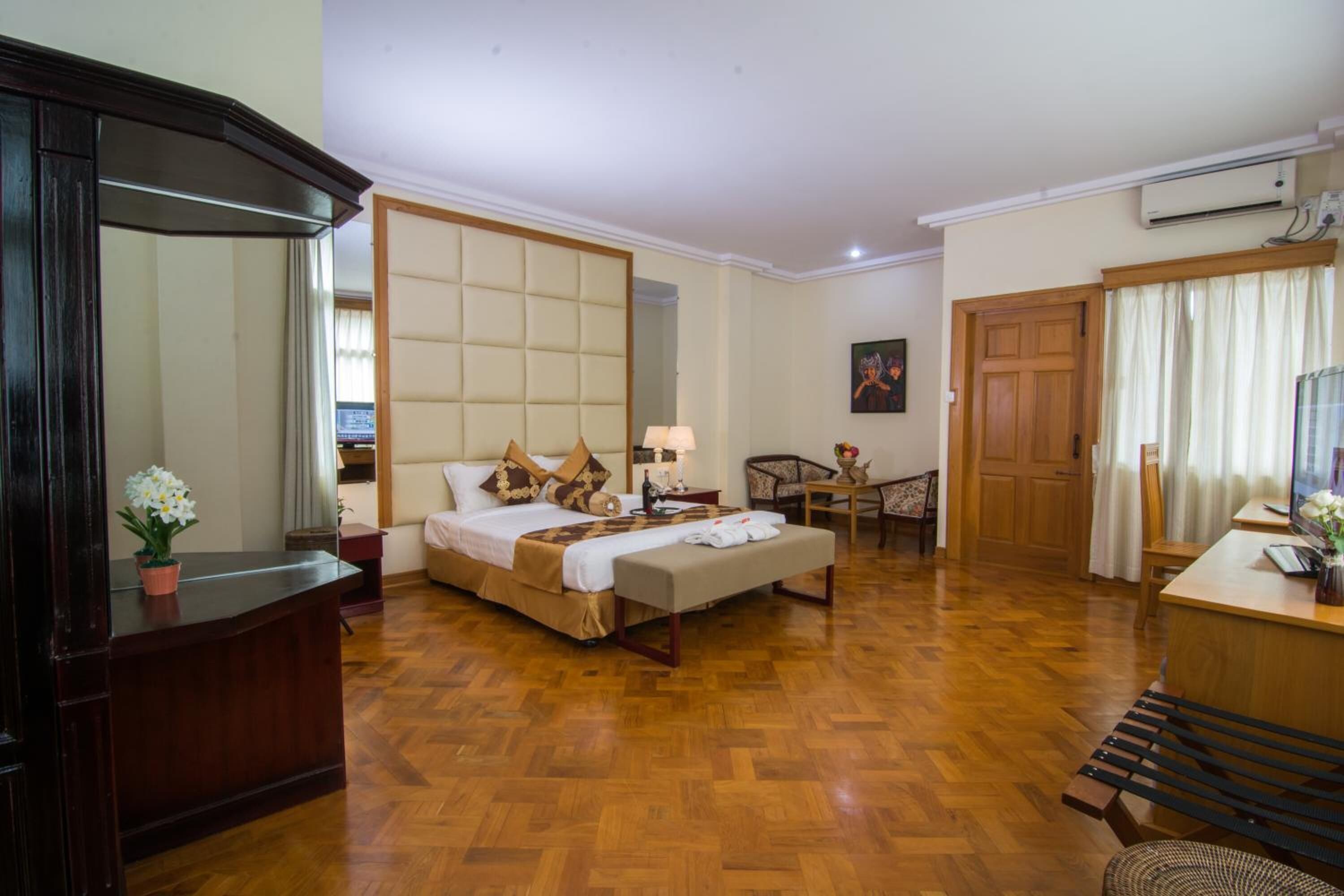 Minibar, in-room safe, desk, free WiFi