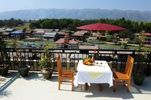 Balcony - Royal Inlay Hotel (Nyaungshwe)