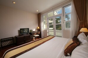 Deluxe King, Mountain View  | 미니바, 객실 내 금고, 책상, 무료 WiFi