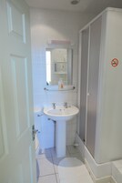 淋浴设施、大花洒淋浴喷头、吹风机、毛巾