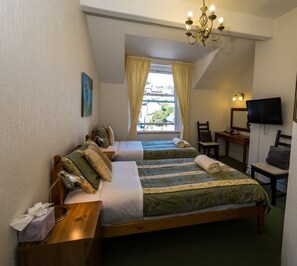 Habitació amb dos llits individuals | Escriptori, espai de treball apte per a portàtils i cortines opaques 