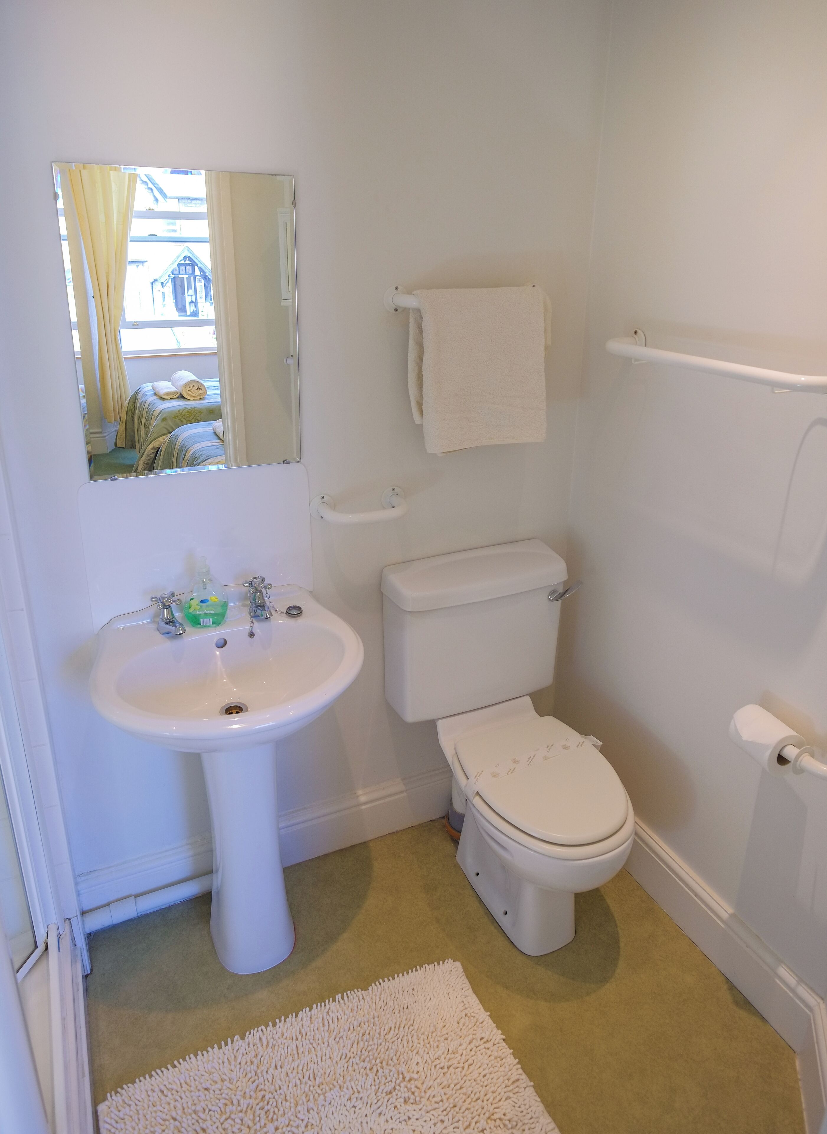 Chambre avec lits jumeaux | Bureau, espace de travail pour ordinateurs portables