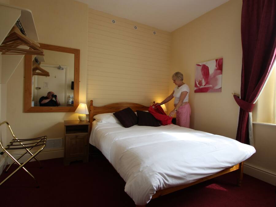 Dobbeltrom | Skrivebord, skrivebord for bærbar PC og blendingsgardiner