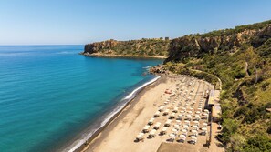 Plage, sable noir, chaises longues, parasols
