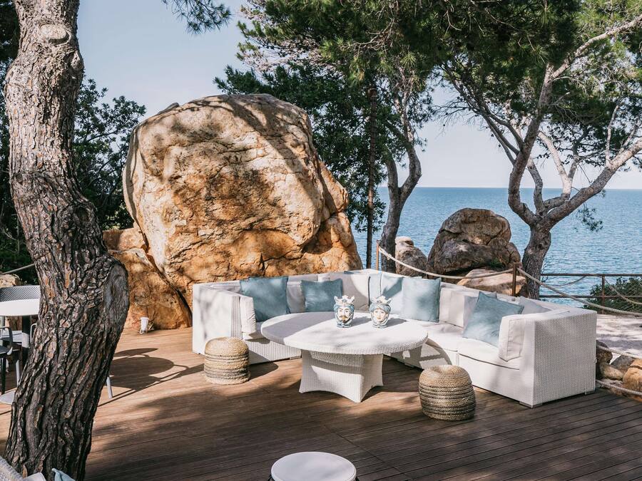 5 restaurants, breakfast, lunch, dinner served; local cuisine