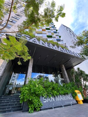 Un bâtiment moderne sur lequel on peut lire l’inscription « SAN MARINO ».