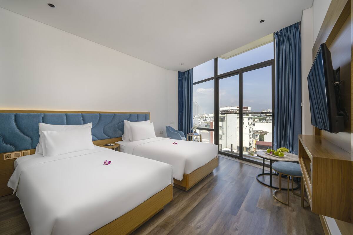 Bộ đồ giường cao cấp, nệm có lớp đệm bông, minibar 