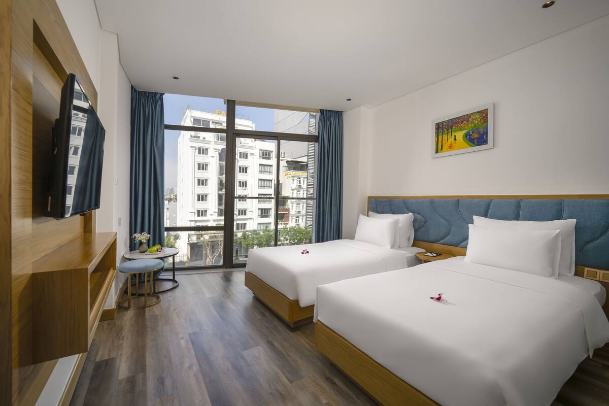 Bộ đồ giường cao cấp, nệm có lớp đệm bông, minibar 