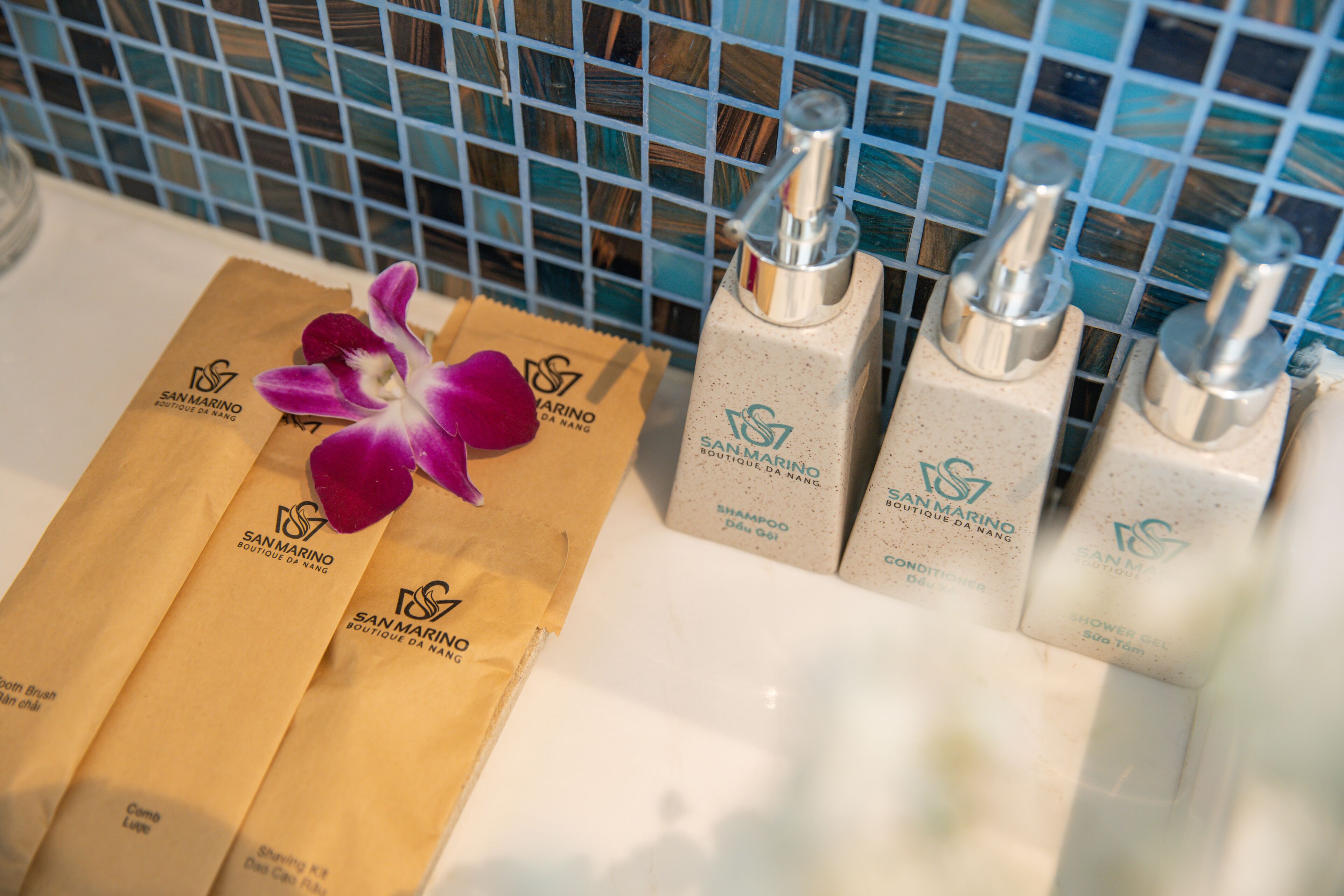 deluxe twin room, balcony | bathroom | hydromassage showerhead, designer toiletries, hair dryer, slippers