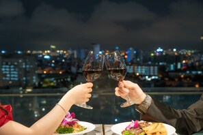 Hồ bơi ngoài trời, ghế dài tắm nắng 